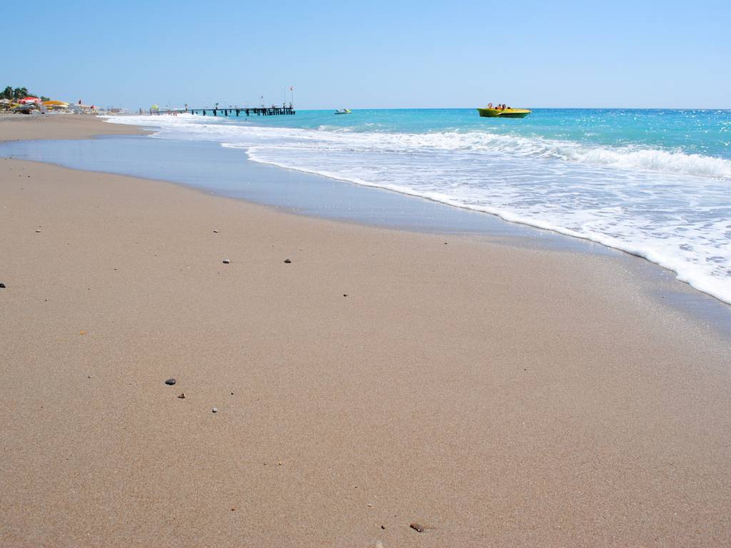 Где на черном море расположены песчаные пляжи?