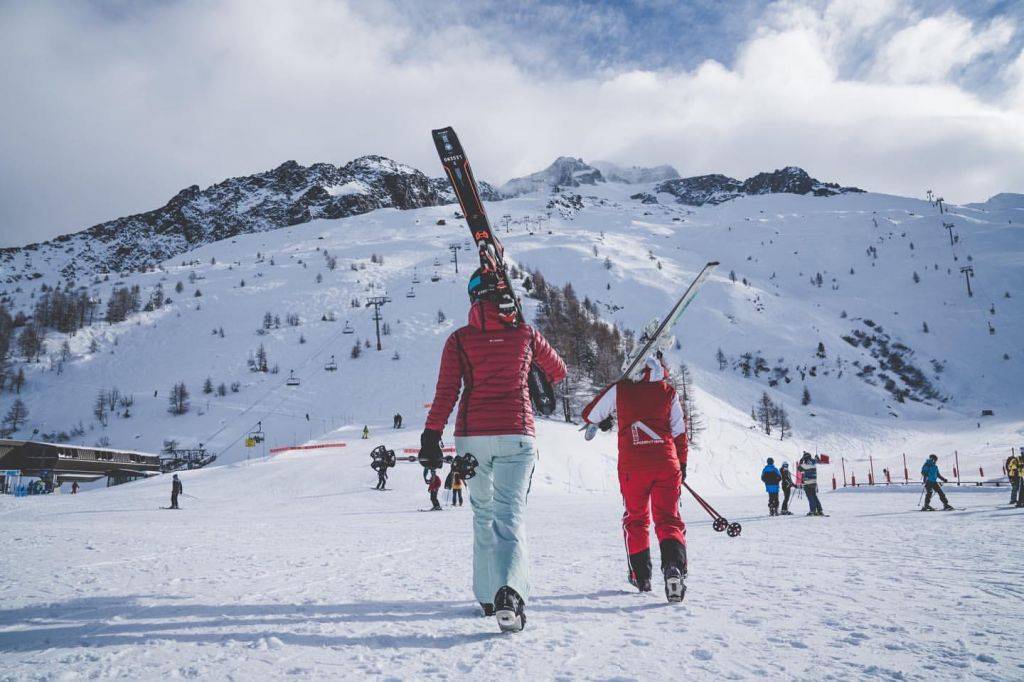 Лучшие горнолыжные курорты россии : где покататься на лыжах в 2021 — суточно.ру