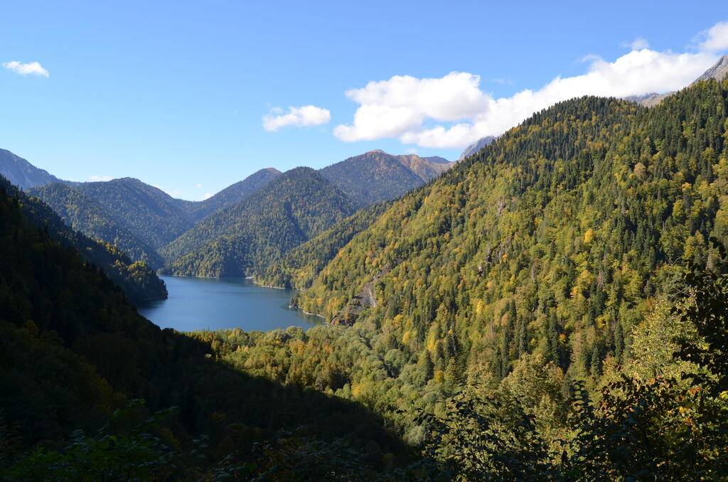 Что посмотреть в абхазии осенью, куда съездить: природа, горы, озеро рица, пляжный отдых, гастрономический туризм, экскурсии